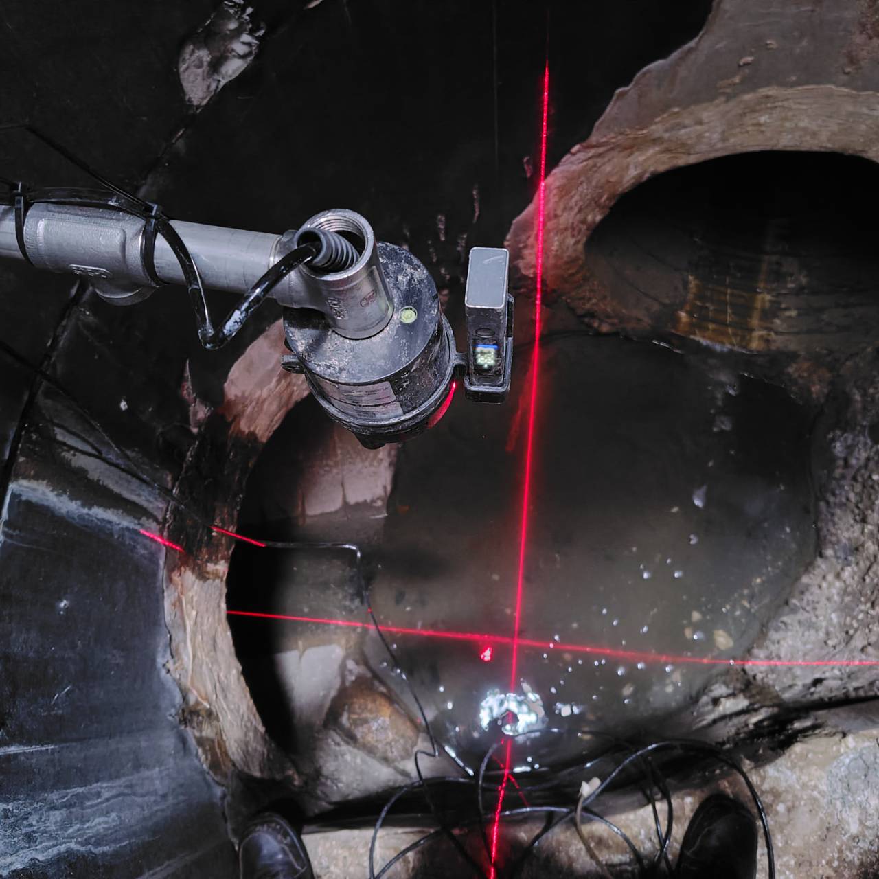  採複合式液位計,前端利用雷達波感測液位,當液位達警戒